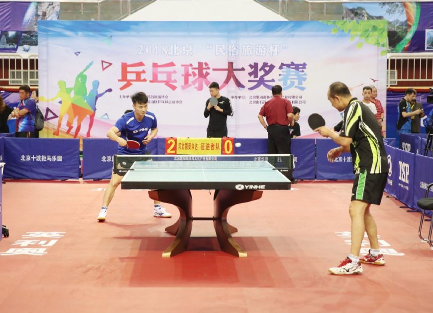 他在接受采 他在接受采